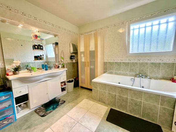 VILLA PLAIN-PIED LUMINEUX AVEC JARDIN ET GARAGE - QUARTIER CALME