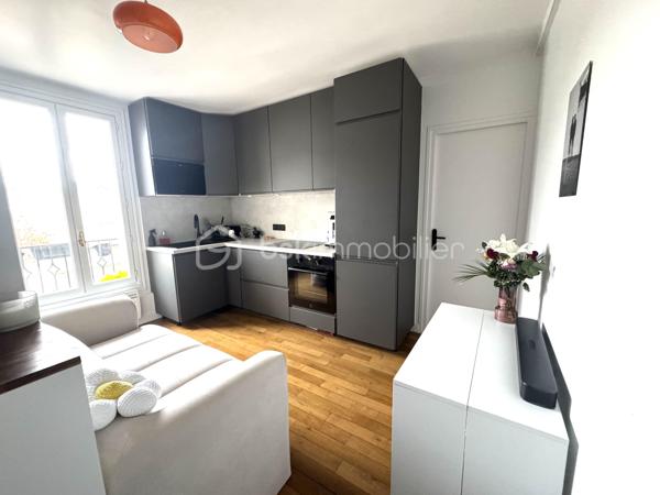 À VENDRE – Charmant 2 pièces rénové, proche transports

Idéal premier achat ou investissement locatif !

Découvrez ce charmant appartement de 24 m², entièrement rénové il y a environ 2 ans et demi, situé dans un immeuble à taille humaine de seulement deux étages.

Il se compose de :

Un séjour lumineux avec cuisine ouverte
Une chambre indépendante
Une salle d’eau
Une cave privative de 5 m²
L’appartement a été refait à neuf récemment et offre un cadre de vie fonctionnel et agréable.

Une copropriété entretenue

L’immeuble a bénéficié de travaux importants avec un ravalement de façade et une isolation des murs réalisés il y a environ 4 ans, un véritable atout pour la pérennité du bâtiment.

Emplacement idéal et parfaitement desservi

Vous profiterez d’une excellente accessibilité aux transports :

À seulement 5 minutes à pied du RER B Arcueil-Cachan
À 8 minutes à pied du métro ligne 4 – Lucie Aubrac
Prochainement à proximité de la future ligne 15 du Grand Paris Express
Un emplacement stratégique, idéal pour rejoindre rapidement Paris et les principaux pôles d’activité du sud parisien.

Un bien clé en main, idéal pour un premier achat, un pied-à-terre ou un investissement locatif.

N'hésitez pas à contacter Shérazade Belattar pour plus d'informations et organiser une visite !

VISITES POSSIBLES 7 JOURS / 7