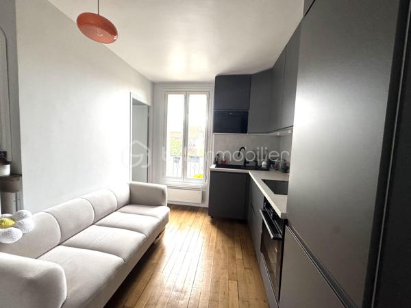 À VENDRE – Charmant 2 pièces rénové, proche transports

Idéal premier achat ou investissement locatif !

Découvrez ce charmant appartement de 24 m², entièrement rénové il y a environ 2 ans et demi, situé dans un immeuble à taille humaine de seulement deux étages.

Il se compose de :

Un séjour lumineux avec cuisine ouverte
Une chambre indépendante
Une salle d’eau
Une cave privative de 5 m²
L’appartement a été refait à neuf récemment et offre un cadre de vie fonctionnel et agréable.

Une copropriété entretenue

L’immeuble a bénéficié de travaux importants avec un ravalement de façade et une isolation des murs réalisés il y a environ 4 ans, un véritable atout pour la pérennité du bâtiment.

Emplacement idéal et parfaitement desservi

Vous profiterez d’une excellente accessibilité aux transports :

À seulement 5 minutes à pied du RER B Arcueil-Cachan
À 8 minutes à pied du métro ligne 4 – Lucie Aubrac
Prochainement à proximité de la future ligne 15 du Grand Paris Express
Un emplacement stratégique, idéal pour rejoindre rapidement Paris et les principaux pôles d’activité du sud parisien.

Un bien clé en main, idéal pour un premier achat, un pied-à-terre ou un investissement locatif.

N'hésitez pas à contacter Shérazade Belattar pour plus d'informations et organiser une visite !

VISITES POSSIBLES 7 JOURS / 7