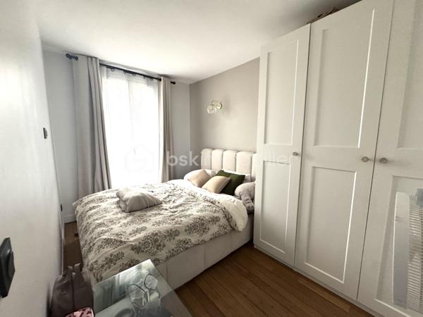 À VENDRE – Charmant 2 pièces rénové, proche transports

Idéal premier achat ou investissement locatif !

Découvrez ce charmant appartement de 24 m², entièrement rénové il y a environ 2 ans et demi, situé dans un immeuble à taille humaine de seulement deux étages.

Il se compose de :

Un séjour lumineux avec cuisine ouverte
Une chambre indépendante
Une salle d’eau
Une cave privative de 5 m²
L’appartement a été refait à neuf récemment et offre un cadre de vie fonctionnel et agréable.

Une copropriété entretenue

L’immeuble a bénéficié de travaux importants avec un ravalement de façade et une isolation des murs réalisés il y a environ 4 ans, un véritable atout pour la pérennité du bâtiment.

Emplacement idéal et parfaitement desservi

Vous profiterez d’une excellente accessibilité aux transports :

À seulement 5 minutes à pied du RER B Arcueil-Cachan
À 8 minutes à pied du métro ligne 4 – Lucie Aubrac
Prochainement à proximité de la future ligne 15 du Grand Paris Express
Un emplacement stratégique, idéal pour rejoindre rapidement Paris et les principaux pôles d’activité du sud parisien.

Un bien clé en main, idéal pour un premier achat, un pied-à-terre ou un investissement locatif.

N'hésitez pas à contacter Shérazade Belattar pour plus d'informations et organiser une visite !

VISITES POSSIBLES 7 JOURS / 7