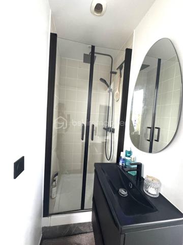 À VENDRE – Charmant 2 pièces rénové, proche transports

Idéal premier achat ou investissement locatif !

Découvrez ce charmant appartement de 24 m², entièrement rénové il y a environ 2 ans et demi, situé dans un immeuble à taille humaine de seulement deux étages.

Il se compose de :

Un séjour lumineux avec cuisine ouverte
Une chambre indépendante
Une salle d’eau
Une cave privative de 5 m²
L’appartement a été refait à neuf récemment et offre un cadre de vie fonctionnel et agréable.

Une copropriété entretenue

L’immeuble a bénéficié de travaux importants avec un ravalement de façade et une isolation des murs réalisés il y a environ 4 ans, un véritable atout pour la pérennité du bâtiment.

Emplacement idéal et parfaitement desservi

Vous profiterez d’une excellente accessibilité aux transports :

À seulement 5 minutes à pied du RER B Arcueil-Cachan
À 8 minutes à pied du métro ligne 4 – Lucie Aubrac
Prochainement à proximité de la future ligne 15 du Grand Paris Express
Un emplacement stratégique, idéal pour rejoindre rapidement Paris et les principaux pôles d’activité du sud parisien.

Un bien clé en main, idéal pour un premier achat, un pied-à-terre ou un investissement locatif.

N'hésitez pas à contacter Shérazade Belattar pour plus d'informations et organiser une visite !

VISITES POSSIBLES 7 JOURS / 7