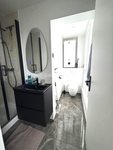 À VENDRE – Charmant 2 pièces rénové, proche transports

Idéal premier achat ou investissement locatif !

Découvrez ce charmant appartement de 24 m², entièrement rénové il y a environ 2 ans et demi, situé dans un immeuble à taille humaine de seulement deux étages.

Il se compose de :

Un séjour lumineux avec cuisine ouverte
Une chambre indépendante
Une salle d’eau
Une cave privative de 5 m²
L’appartement a été refait à neuf récemment et offre un cadre de vie fonctionnel et agréable.

Une copropriété entretenue

L’immeuble a bénéficié de travaux importants avec un ravalement de façade et une isolation des murs réalisés il y a environ 4 ans, un véritable atout pour la pérennité du bâtiment.

Emplacement idéal et parfaitement desservi

Vous profiterez d’une excellente accessibilité aux transports :

À seulement 5 minutes à pied du RER B Arcueil-Cachan
À 8 minutes à pied du métro ligne 4 – Lucie Aubrac
Prochainement à proximité de la future ligne 15 du Grand Paris Express
Un emplacement stratégique, idéal pour rejoindre rapidement Paris et les principaux pôles d’activité du sud parisien.

Un bien clé en main, idéal pour un premier achat, un pied-à-terre ou un investissement locatif.

N'hésitez pas à contacter Shérazade Belattar pour plus d'informations et organiser une visite !

VISITES POSSIBLES 7 JOURS / 7