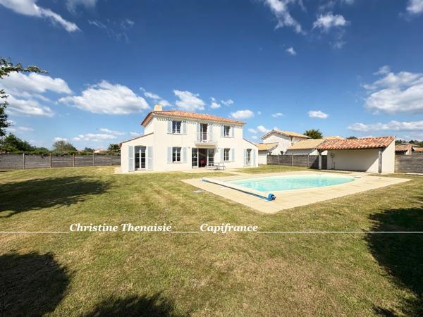 VILLA D'EXCEPTION Pièces spacieuses, 4 chambres, 3 salles de bains, 3 wc, Piscine privée  COEX (85)