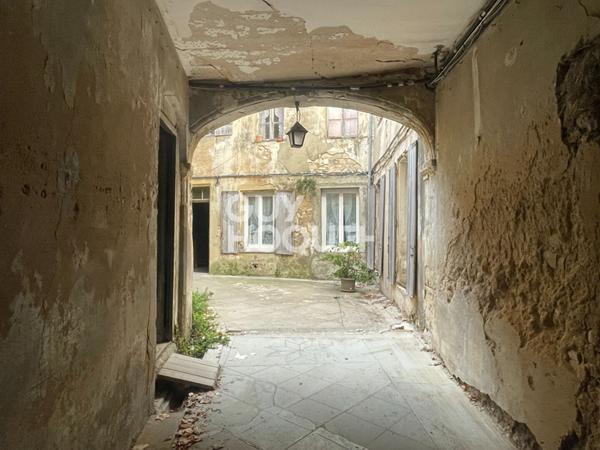 Narbonne, ensemble immobilier en pierre à rénover