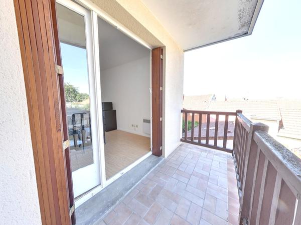 Appartement Noisy Le Grand 1 pièce(s) 30.52 m2 parking et cave