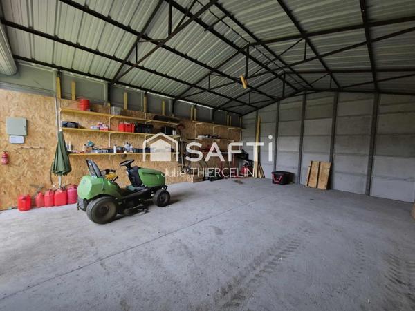 Terrain à bâtir, clôturé avec bâtiment préfabrique