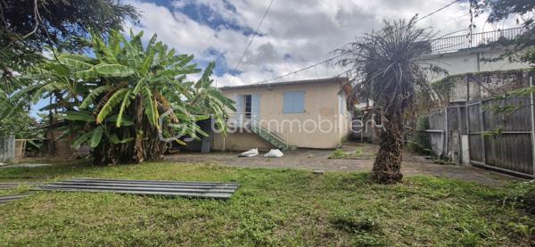 Maison SATEC des années 60 à rénover – Terrain  comprenant 2 parcelles totalisant 1 920 m² DONT 820 env utiles – Le Tampon, 10e km
Située au 10e kilomètre au Tampon, à proximité immédiate du centre-ville, cette maison SATEC des années 60 offre un fort potentiel pour un projet familial, professionnel ou immobilier.
Le bien est implanté sur un terrain cadastré de 1 920 m² réparti en deux parcelles distinctes dont seul 820 m2 est utilisable , le reste en zone mouvement de terrain moyen. 
Caractéristiques :
Maison SATEC ancienne à rénover
Deux parcelles permettant  la revente de l’une d’elles
Construction possible jusqu’à 21 mètres à l’égout et 24 mètres au faîtage
Belle surface exploitable
Secteur recherché et proche de toutes commodités
Idéal pour :
Cabinet médical ou profession libérale
Promoteur ou investisseur
Famille souhaitant profiter d’un grand jardin aux portes du centre-ville
Pour plus de renseignements ou organiser une visite, merci de nous contacter.