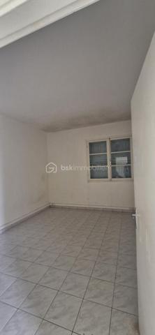 Maison SATEC des années 60 à rénover – Terrain  comprenant 2 parcelles totalisant 1 920 m² DONT 820 env utiles – Le Tampon, 10e km
Située au 10e kilomètre au Tampon, à proximité immédiate du centre-ville, cette maison SATEC des années 60 offre un fort potentiel pour un projet familial, professionnel ou immobilier.
Le bien est implanté sur un terrain cadastré de 1 920 m² réparti en deux parcelles distinctes dont seul 820 m2 est utilisable , le reste en zone mouvement de terrain moyen. 
Caractéristiques :
Maison SATEC ancienne à rénover
Deux parcelles permettant  la revente de l’une d’elles
Construction possible jusqu’à 21 mètres à l’égout et 24 mètres au faîtage
Belle surface exploitable
Secteur recherché et proche de toutes commodités
Idéal pour :
Cabinet médical ou profession libérale
Promoteur ou investisseur
Famille souhaitant profiter d’un grand jardin aux portes du centre-ville
Pour plus de renseignements ou organiser une visite, merci de nous contacter.