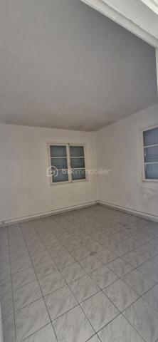 Maison SATEC des années 60 à rénover – Terrain  comprenant 2 parcelles totalisant 1 920 m² DONT 820 env utiles – Le Tampon, 10e km
Située au 10e kilomètre au Tampon, à proximité immédiate du centre-ville, cette maison SATEC des années 60 offre un fort potentiel pour un projet familial, professionnel ou immobilier.
Le bien est implanté sur un terrain cadastré de 1 920 m² réparti en deux parcelles distinctes dont seul 820 m2 est utilisable , le reste en zone mouvement de terrain moyen. 
Caractéristiques :
Maison SATEC ancienne à rénover
Deux parcelles permettant  la revente de l’une d’elles
Construction possible jusqu’à 21 mètres à l’égout et 24 mètres au faîtage
Belle surface exploitable
Secteur recherché et proche de toutes commodités
Idéal pour :
Cabinet médical ou profession libérale
Promoteur ou investisseur
Famille souhaitant profiter d’un grand jardin aux portes du centre-ville
Pour plus de renseignements ou organiser une visite, merci de nous contacter.