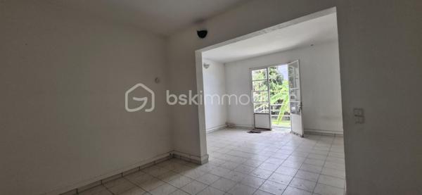 Maison SATEC des années 60 à rénover – Terrain  comprenant 2 parcelles totalisant 1 920 m² DONT 820 env utiles – Le Tampon, 10e km
Située au 10e kilomètre au Tampon, à proximité immédiate du centre-ville, cette maison SATEC des années 60 offre un fort potentiel pour un projet familial, professionnel ou immobilier.
Le bien est implanté sur un terrain cadastré de 1 920 m² réparti en deux parcelles distinctes dont seul 820 m2 est utilisable , le reste en zone mouvement de terrain moyen. 
Caractéristiques :
Maison SATEC ancienne à rénover
Deux parcelles permettant  la revente de l’une d’elles
Construction possible jusqu’à 21 mètres à l’égout et 24 mètres au faîtage
Belle surface exploitable
Secteur recherché et proche de toutes commodités
Idéal pour :
Cabinet médical ou profession libérale
Promoteur ou investisseur
Famille souhaitant profiter d’un grand jardin aux portes du centre-ville
Pour plus de renseignements ou organiser une visite, merci de nous contacter.