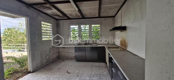 Maison SATEC des années 60 à rénover – Terrain  comprenant 2 parcelles totalisant 1 920 m² DONT 820 env utiles – Le Tampon, 10e km
Située au 10e kilomètre au Tampon, à proximité immédiate du centre-ville, cette maison SATEC des années 60 offre un fort potentiel pour un projet familial, professionnel ou immobilier.
Le bien est implanté sur un terrain cadastré de 1 920 m² réparti en deux parcelles distinctes dont seul 820 m2 est utilisable , le reste en zone mouvement de terrain moyen. 
Caractéristiques :
Maison SATEC ancienne à rénover
Deux parcelles permettant  la revente de l’une d’elles
Construction possible jusqu’à 21 mètres à l’égout et 24 mètres au faîtage
Belle surface exploitable
Secteur recherché et proche de toutes commodités
Idéal pour :
Cabinet médical ou profession libérale
Promoteur ou investisseur
Famille souhaitant profiter d’un grand jardin aux portes du centre-ville
Pour plus de renseignements ou organiser une visite, merci de nous contacter.