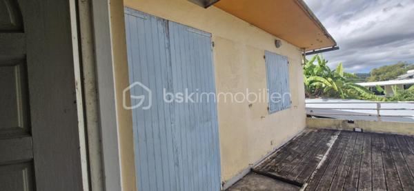 Maison SATEC des années 60 à rénover – Terrain  comprenant 2 parcelles totalisant 1 920 m² DONT 820 env utiles – Le Tampon, 10e km
Située au 10e kilomètre au Tampon, à proximité immédiate du centre-ville, cette maison SATEC des années 60 offre un fort potentiel pour un projet familial, professionnel ou immobilier.
Le bien est implanté sur un terrain cadastré de 1 920 m² réparti en deux parcelles distinctes dont seul 820 m2 est utilisable , le reste en zone mouvement de terrain moyen. 
Caractéristiques :
Maison SATEC ancienne à rénover
Deux parcelles permettant  la revente de l’une d’elles
Construction possible jusqu’à 21 mètres à l’égout et 24 mètres au faîtage
Belle surface exploitable
Secteur recherché et proche de toutes commodités
Idéal pour :
Cabinet médical ou profession libérale
Promoteur ou investisseur
Famille souhaitant profiter d’un grand jardin aux portes du centre-ville
Pour plus de renseignements ou organiser une visite, merci de nous contacter.