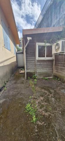 Maison SATEC des années 60 à rénover – Terrain  comprenant 2 parcelles totalisant 1 920 m² DONT 820 env utiles – Le Tampon, 10e km
Située au 10e kilomètre au Tampon, à proximité immédiate du centre-ville, cette maison SATEC des années 60 offre un fort potentiel pour un projet familial, professionnel ou immobilier.
Le bien est implanté sur un terrain cadastré de 1 920 m² réparti en deux parcelles distinctes dont seul 820 m2 est utilisable , le reste en zone mouvement de terrain moyen. 
Caractéristiques :
Maison SATEC ancienne à rénover
Deux parcelles permettant  la revente de l’une d’elles
Construction possible jusqu’à 21 mètres à l’égout et 24 mètres au faîtage
Belle surface exploitable
Secteur recherché et proche de toutes commodités
Idéal pour :
Cabinet médical ou profession libérale
Promoteur ou investisseur
Famille souhaitant profiter d’un grand jardin aux portes du centre-ville
Pour plus de renseignements ou organiser une visite, merci de nous contacter.