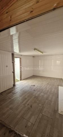 Maison SATEC des années 60 à rénover – Terrain  comprenant 2 parcelles totalisant 1 920 m² DONT 820 env utiles – Le Tampon, 10e km
Située au 10e kilomètre au Tampon, à proximité immédiate du centre-ville, cette maison SATEC des années 60 offre un fort potentiel pour un projet familial, professionnel ou immobilier.
Le bien est implanté sur un terrain cadastré de 1 920 m² réparti en deux parcelles distinctes dont seul 820 m2 est utilisable , le reste en zone mouvement de terrain moyen. 
Caractéristiques :
Maison SATEC ancienne à rénover
Deux parcelles permettant  la revente de l’une d’elles
Construction possible jusqu’à 21 mètres à l’égout et 24 mètres au faîtage
Belle surface exploitable
Secteur recherché et proche de toutes commodités
Idéal pour :
Cabinet médical ou profession libérale
Promoteur ou investisseur
Famille souhaitant profiter d’un grand jardin aux portes du centre-ville
Pour plus de renseignements ou organiser une visite, merci de nous contacter.