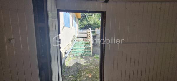 Maison SATEC des années 60 à rénover – Terrain  comprenant 2 parcelles totalisant 1 920 m² DONT 820 env utiles – Le Tampon, 10e km
Située au 10e kilomètre au Tampon, à proximité immédiate du centre-ville, cette maison SATEC des années 60 offre un fort potentiel pour un projet familial, professionnel ou immobilier.
Le bien est implanté sur un terrain cadastré de 1 920 m² réparti en deux parcelles distinctes dont seul 820 m2 est utilisable , le reste en zone mouvement de terrain moyen. 
Caractéristiques :
Maison SATEC ancienne à rénover
Deux parcelles permettant  la revente de l’une d’elles
Construction possible jusqu’à 21 mètres à l’égout et 24 mètres au faîtage
Belle surface exploitable
Secteur recherché et proche de toutes commodités
Idéal pour :
Cabinet médical ou profession libérale
Promoteur ou investisseur
Famille souhaitant profiter d’un grand jardin aux portes du centre-ville
Pour plus de renseignements ou organiser une visite, merci de nous contacter.