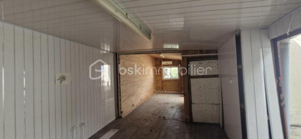 Maison SATEC des années 60 à rénover – Terrain  comprenant 2 parcelles totalisant 1 920 m² DONT 820 env utiles – Le Tampon, 10e km
Située au 10e kilomètre au Tampon, à proximité immédiate du centre-ville, cette maison SATEC des années 60 offre un fort potentiel pour un projet familial, professionnel ou immobilier.
Le bien est implanté sur un terrain cadastré de 1 920 m² réparti en deux parcelles distinctes dont seul 820 m2 est utilisable , le reste en zone mouvement de terrain moyen. 
Caractéristiques :
Maison SATEC ancienne à rénover
Deux parcelles permettant  la revente de l’une d’elles
Construction possible jusqu’à 21 mètres à l’égout et 24 mètres au faîtage
Belle surface exploitable
Secteur recherché et proche de toutes commodités
Idéal pour :
Cabinet médical ou profession libérale
Promoteur ou investisseur
Famille souhaitant profiter d’un grand jardin aux portes du centre-ville
Pour plus de renseignements ou organiser une visite, merci de nous contacter.