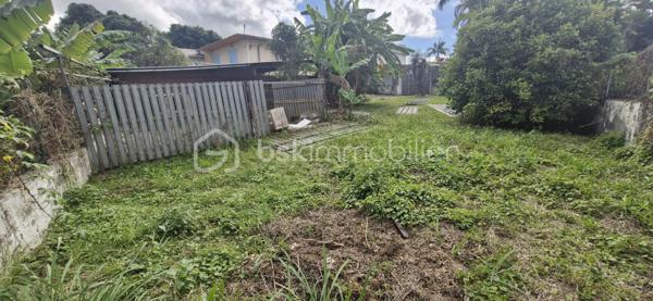 Maison SATEC des années 60 à rénover – Terrain  comprenant 2 parcelles totalisant 1 920 m² DONT 820 env utiles – Le Tampon, 10e km
Située au 10e kilomètre au Tampon, à proximité immédiate du centre-ville, cette maison SATEC des années 60 offre un fort potentiel pour un projet familial, professionnel ou immobilier.
Le bien est implanté sur un terrain cadastré de 1 920 m² réparti en deux parcelles distinctes dont seul 820 m2 est utilisable , le reste en zone mouvement de terrain moyen. 
Caractéristiques :
Maison SATEC ancienne à rénover
Deux parcelles permettant  la revente de l’une d’elles
Construction possible jusqu’à 21 mètres à l’égout et 24 mètres au faîtage
Belle surface exploitable
Secteur recherché et proche de toutes commodités
Idéal pour :
Cabinet médical ou profession libérale
Promoteur ou investisseur
Famille souhaitant profiter d’un grand jardin aux portes du centre-ville
Pour plus de renseignements ou organiser une visite, merci de nous contacter.