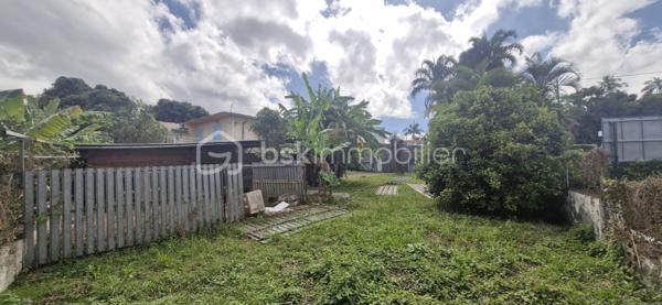 Maison SATEC des années 60 à rénover – Terrain  comprenant 2 parcelles totalisant 1 920 m² DONT 820 env utiles – Le Tampon, 10e km
Située au 10e kilomètre au Tampon, à proximité immédiate du centre-ville, cette maison SATEC des années 60 offre un fort potentiel pour un projet familial, professionnel ou immobilier.
Le bien est implanté sur un terrain cadastré de 1 920 m² réparti en deux parcelles distinctes dont seul 820 m2 est utilisable , le reste en zone mouvement de terrain moyen. 
Caractéristiques :
Maison SATEC ancienne à rénover
Deux parcelles permettant  la revente de l’une d’elles
Construction possible jusqu’à 21 mètres à l’égout et 24 mètres au faîtage
Belle surface exploitable
Secteur recherché et proche de toutes commodités
Idéal pour :
Cabinet médical ou profession libérale
Promoteur ou investisseur
Famille souhaitant profiter d’un grand jardin aux portes du centre-ville
Pour plus de renseignements ou organiser une visite, merci de nous contacter.