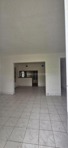 Maison SATEC des années 60 à rénover – Terrain  comprenant 2 parcelles totalisant 1 920 m² DONT 820 env utiles – Le Tampon, 10e km
Située au 10e kilomètre au Tampon, à proximité immédiate du centre-ville, cette maison SATEC des années 60 offre un fort potentiel pour un projet familial, professionnel ou immobilier.
Le bien est implanté sur un terrain cadastré de 1 920 m² réparti en deux parcelles distinctes dont seul 820 m2 est utilisable , le reste en zone mouvement de terrain moyen. 
Caractéristiques :
Maison SATEC ancienne à rénover
Deux parcelles permettant  la revente de l’une d’elles
Construction possible jusqu’à 21 mètres à l’égout et 24 mètres au faîtage
Belle surface exploitable
Secteur recherché et proche de toutes commodités
Idéal pour :
Cabinet médical ou profession libérale
Promoteur ou investisseur
Famille souhaitant profiter d’un grand jardin aux portes du centre-ville
Pour plus de renseignements ou organiser une visite, merci de nous contacter.