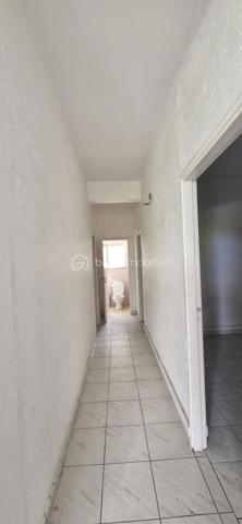 Maison SATEC des années 60 à rénover – Terrain  comprenant 2 parcelles totalisant 1 920 m² DONT 820 env utiles – Le Tampon, 10e km
Située au 10e kilomètre au Tampon, à proximité immédiate du centre-ville, cette maison SATEC des années 60 offre un fort potentiel pour un projet familial, professionnel ou immobilier.
Le bien est implanté sur un terrain cadastré de 1 920 m² réparti en deux parcelles distinctes dont seul 820 m2 est utilisable , le reste en zone mouvement de terrain moyen. 
Caractéristiques :
Maison SATEC ancienne à rénover
Deux parcelles permettant  la revente de l’une d’elles
Construction possible jusqu’à 21 mètres à l’égout et 24 mètres au faîtage
Belle surface exploitable
Secteur recherché et proche de toutes commodités
Idéal pour :
Cabinet médical ou profession libérale
Promoteur ou investisseur
Famille souhaitant profiter d’un grand jardin aux portes du centre-ville
Pour plus de renseignements ou organiser une visite, merci de nous contacter.