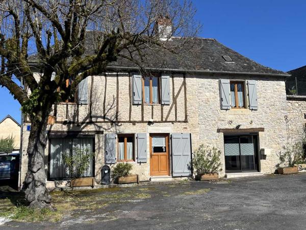 Maison ancienne - Montignac-lascaux Dans un village du Périgord Noir typique, en bord de rivière, grande maison de village avec terrasse, lumineuse et en très bon état.