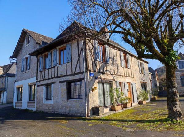 Maison ancienne - Montignac-lascaux Dans un village du Périgord Noir typique, en bord de rivière, grande maison de village avec terrasse, lumineuse et en très bon état.