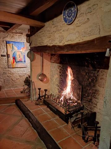 Maison ancienne - Montignac-lascaux Dans un village du Périgord Noir typique, en bord de rivière, grande maison de village avec terrasse, lumineuse et en très bon état.