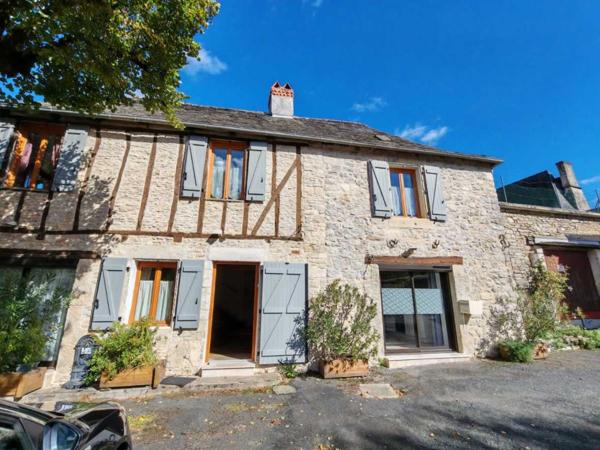 Maison ancienne - Montignac-lascaux Dans un village du Périgord Noir typique, en bord de rivière, grande maison de village avec terrasse, lumineuse et en très bon état.