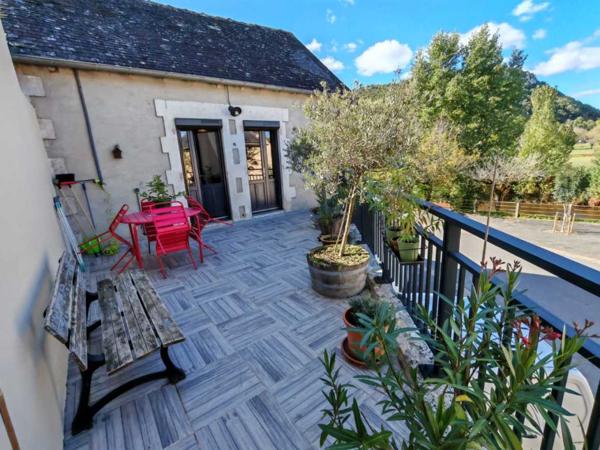 Maison ancienne - Montignac-lascaux Dans un village du Périgord Noir typique, en bord de rivière, grande maison de village avec terrasse, lumineuse et en très bon état.