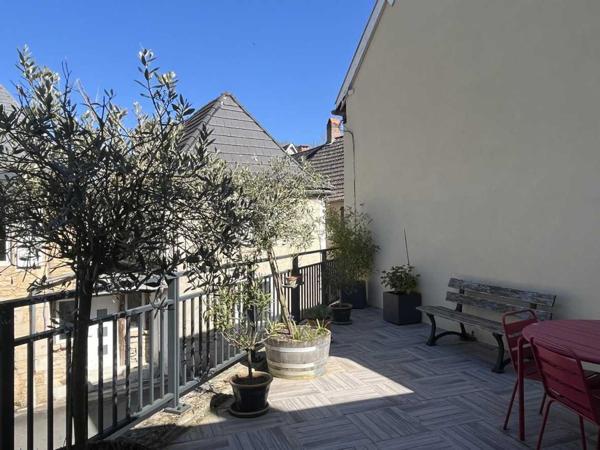 Maison ancienne - Montignac-lascaux Dans un village du Périgord Noir typique, en bord de rivière, grande maison de village avec terrasse, lumineuse et en très bon état.