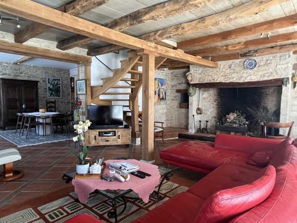 Maison ancienne - Montignac-lascaux Dans un village du Périgord Noir typique, en bord de rivière, grande maison de village avec terrasse, lumineuse et en très bon état.