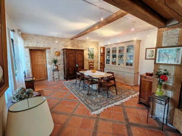 Maison ancienne - Montignac-lascaux Dans un village du Périgord Noir typique, en bord de rivière, grande maison de village avec terrasse, lumineuse et en très bon état.