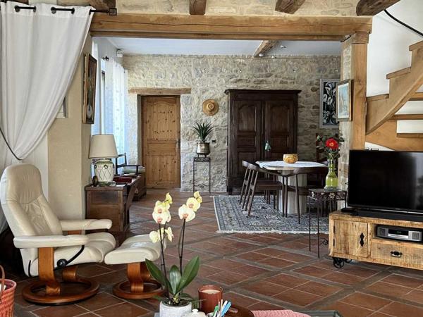Maison ancienne - Montignac-lascaux Dans un village du Périgord Noir typique, en bord de rivière, grande maison de village avec terrasse, lumineuse et en très bon état.