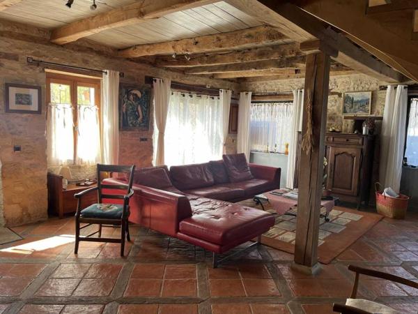 Maison ancienne - Montignac-lascaux Dans un village du Périgord Noir typique, en bord de rivière, grande maison de village avec terrasse, lumineuse et en très bon état.
