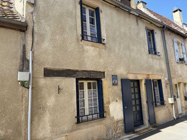 Maison ancienne - Montignac-lascaux En plein coeur de Montignac-lascaux, maison ancienne récemment rénovée. 3 chambres, cour, garage. Proche commerces et écoles.