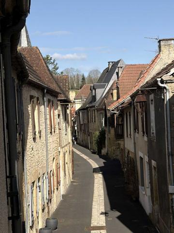 Maison ancienne - Montignac-lascaux En plein coeur de Montignac-lascaux, maison ancienne récemment rénovée. 3 chambres, cour, garage. Proche commerces et écoles.