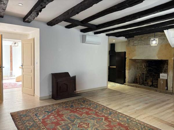 Maison ancienne - Montignac-lascaux En plein coeur de Montignac-lascaux, maison ancienne récemment rénovée. 3 chambres, cour, garage. Proche commerces et écoles.