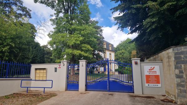 Appartement F3 duplex rénové 2 parkings privatifs environnement privilégié