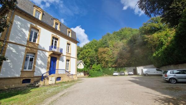 Appartement F3 duplex rénové 2 parkings privatifs environnement privilégié