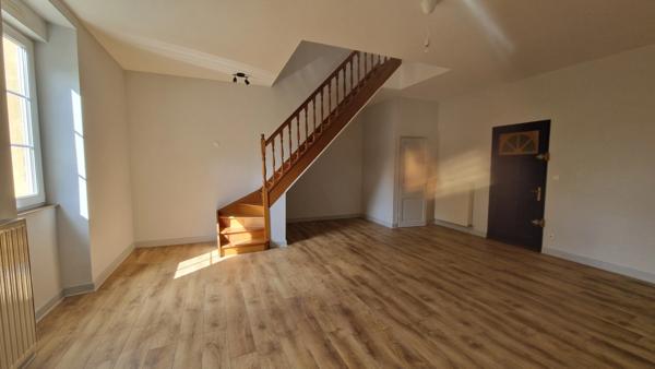 Appartement F3 duplex rénové 2 parkings privatifs environnement privilégié