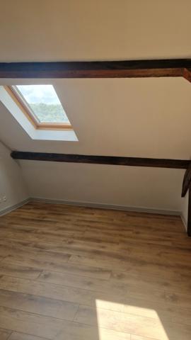 Appartement F3 duplex rénové 2 parkings privatifs environnement privilégié
