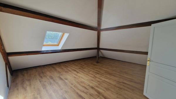 Appartement F3 duplex rénové 2 parkings privatifs environnement privilégié