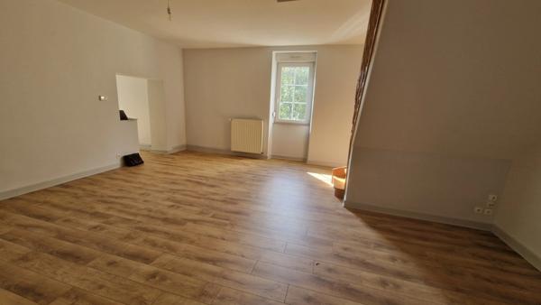 Appartement F3 duplex rénové 2 parkings privatifs environnement privilégié