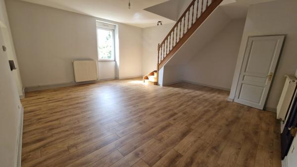Appartement F3 duplex rénové 2 parkings privatifs environnement privilégié