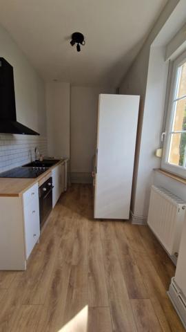 Appartement F3 duplex rénové 2 parkings privatifs environnement privilégié