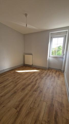 Appartement F3 duplex rénové 2 parkings privatifs environnement privilégié