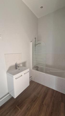 Appartement F3 duplex rénové 2 parkings privatifs environnement privilégié