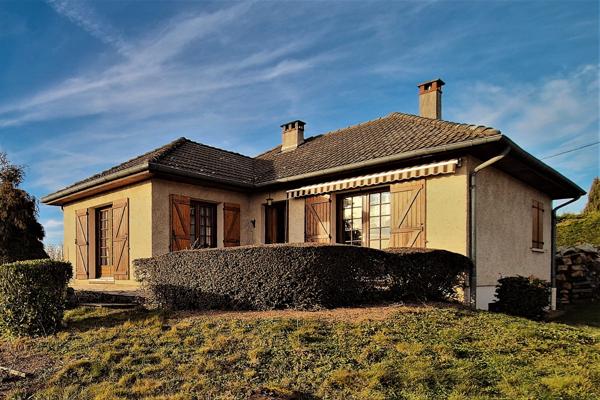 À Lapalisse, Maison des années 80 avec un grand sous-sol, grande dépendance et jardin arboré.