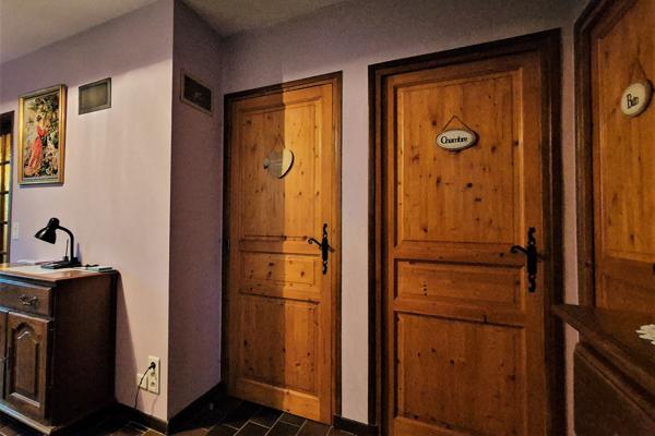 À Lapalisse, Maison des années 80 avec un grand sous-sol, grande dépendance et jardin arboré.