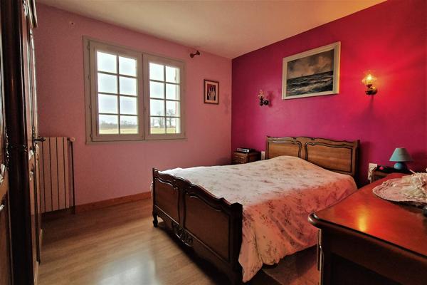 À Lapalisse, Maison des années 80 avec un grand sous-sol, grande dépendance et jardin arboré.